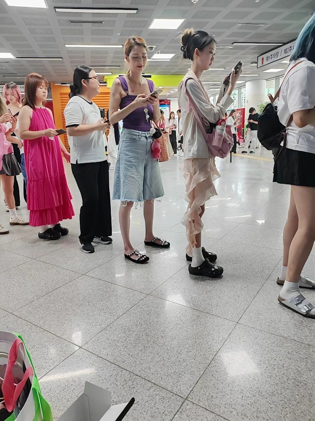 洪欣于演唱会场馆排队时，被指身材走样。